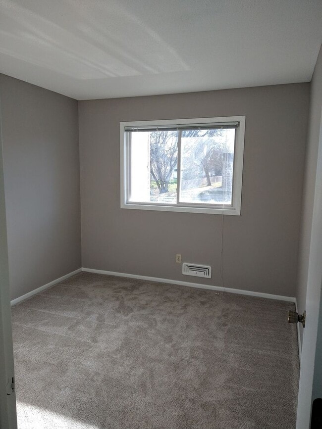 Building Photo - 3 Bedroom 1 & 3/4 Bath Townhouse