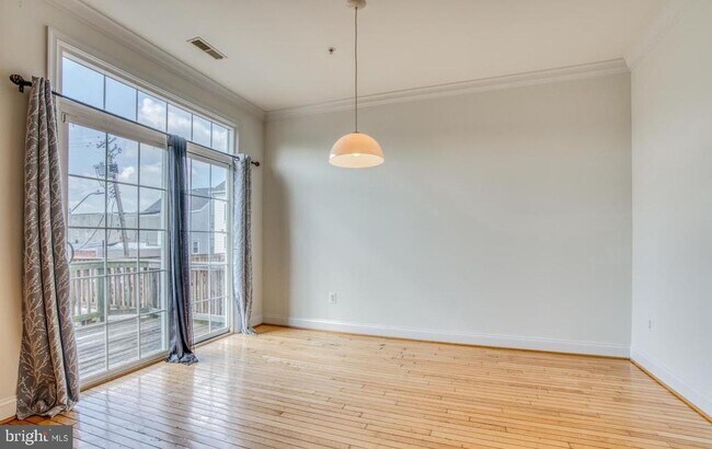 Building Photo - 855 Ramsay St