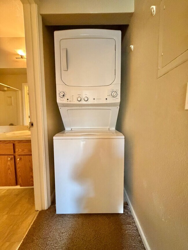 Building Photo - Affordable Top Floor Condo on Bus Route