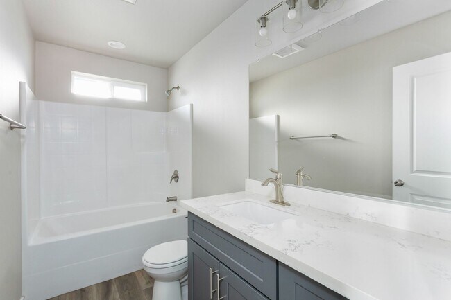 Building Photo - 927 S Cushman Ave