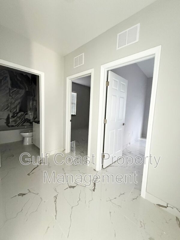 Building Photo - 2216 NE 10th Pl