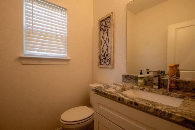Building Photo - Contemporary 4bd/3.5ba in excellent location