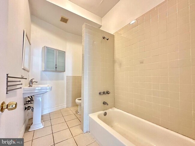 Building Photo - 1214 N 5th St