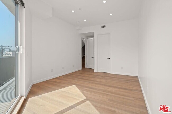 Building Photo - 257 S Park View St