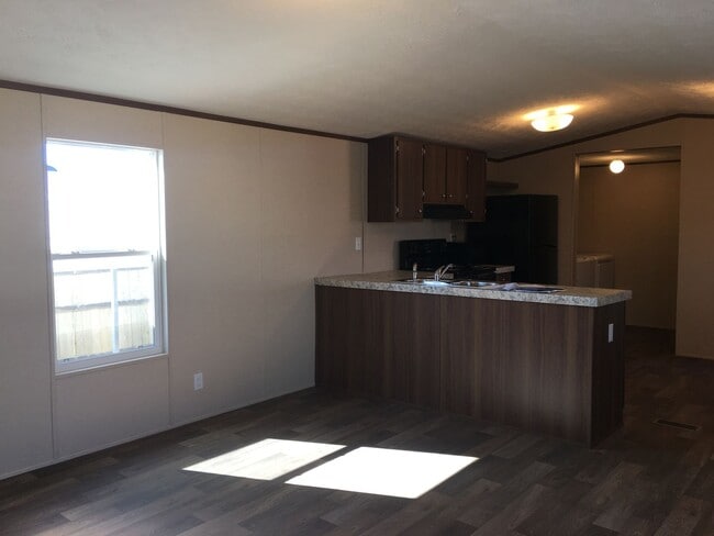 Building Photo - 2-Bedroom Home, minutes Away from the Colo...