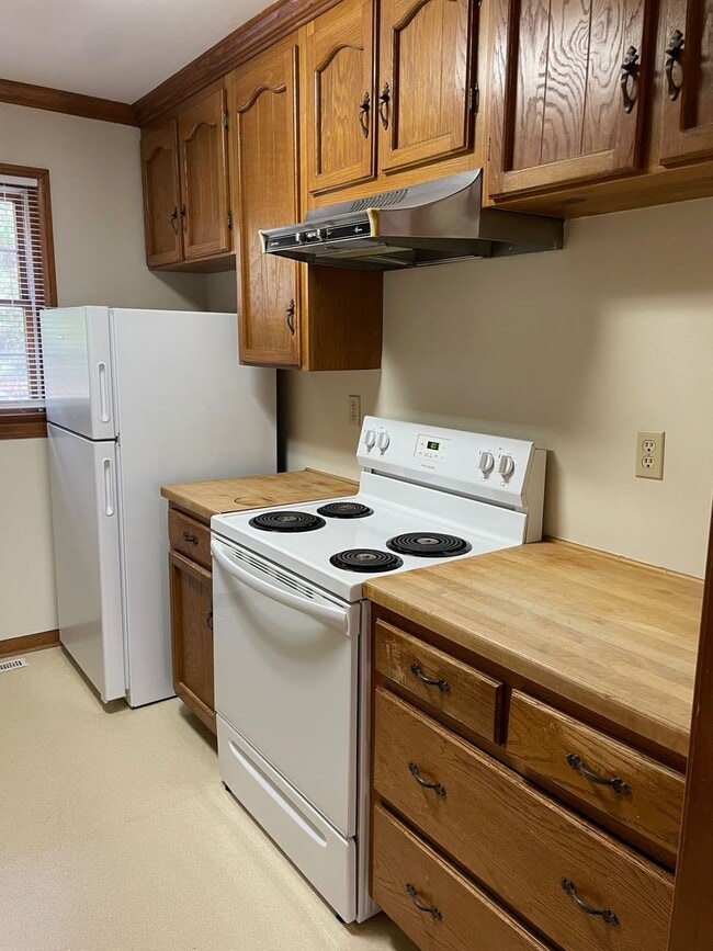 Building Photo - 2 BED, 1.5 BATH TWO STORY TOWNHOME!