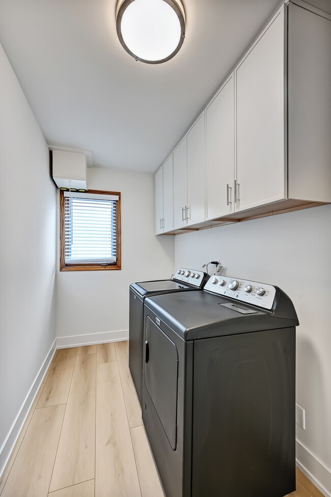 Building Photo - 5615 S Elm St