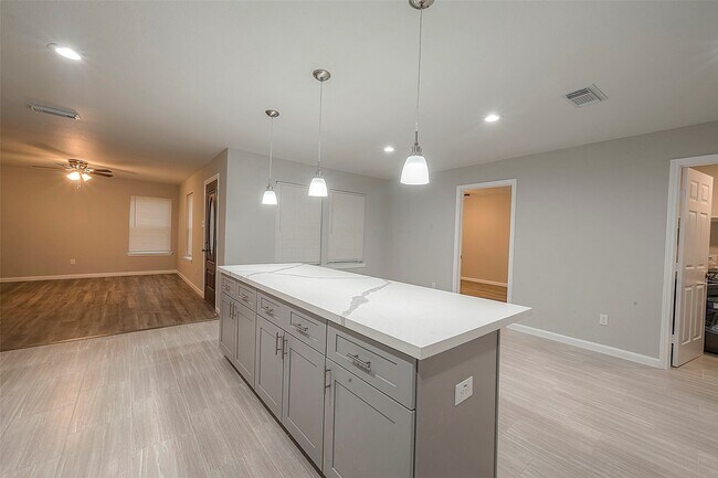 Building Photo - 5755 Heron Dr