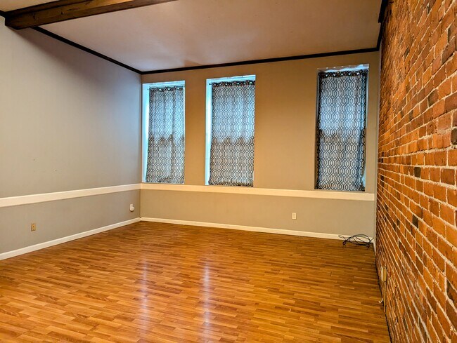 Building Photo - 926 Southbridge St