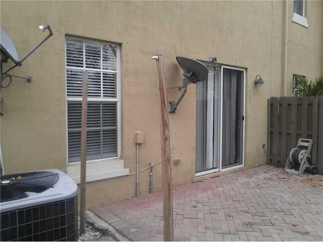 Building Photo - 6920 Julia Gardens Dr