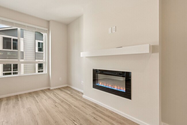 Building Photo - 4 Bedroom 3 Bath Stunning Brand New Town H...