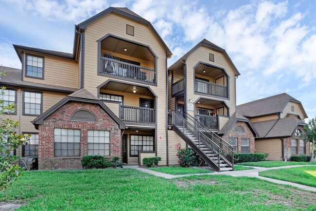 Building Photo - 1/1 Condo in Gated Lakefront Community ~ Laminate Flooring and Brand-New SS Appliances!!