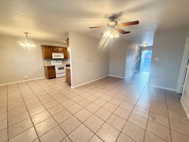 Building Photo - Spacious 2-bed/2-bath!