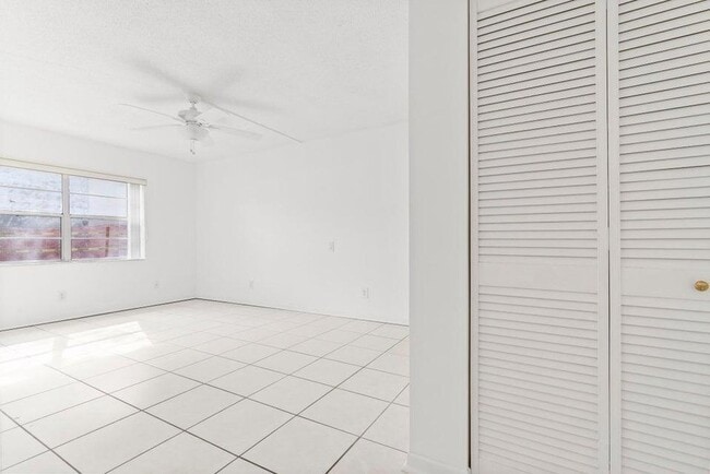 Building Photo - 345 W Laurel Dr