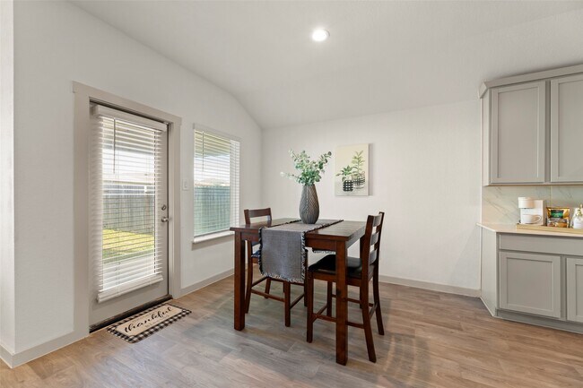 Building Photo - 8114 Buck Ln