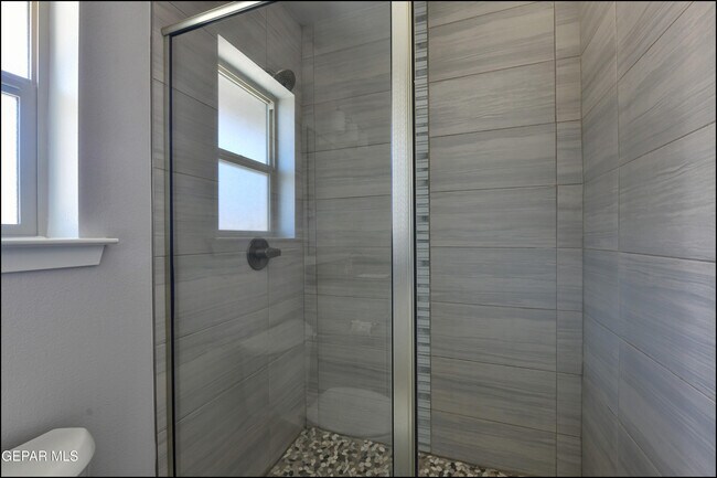 Building Photo - 552 Logwood Ave