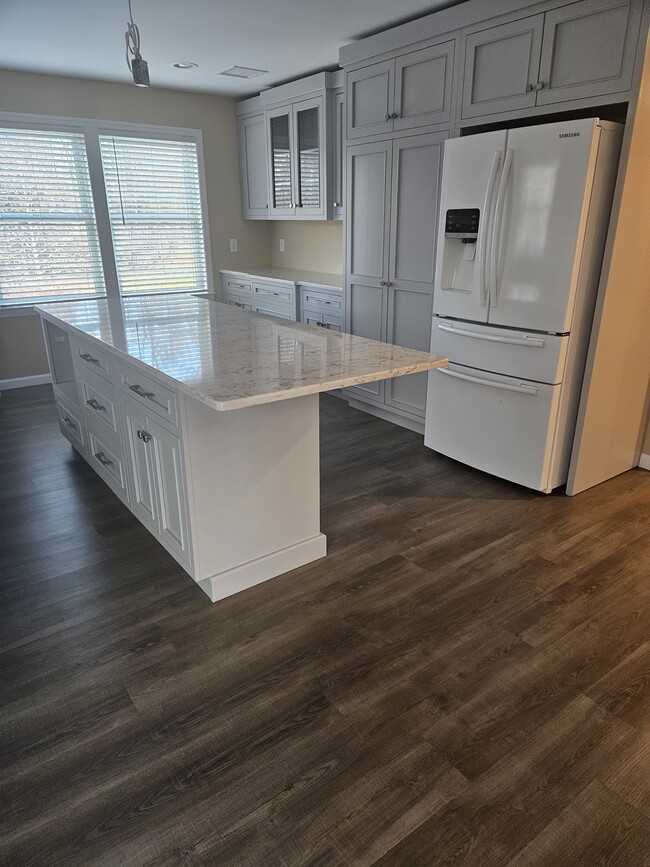 Building Photo - 11 Laurel Ave