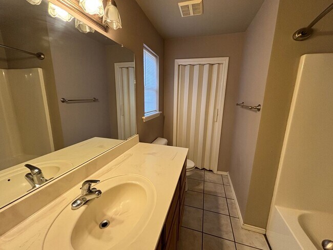 Building Photo - Welcome to this charming 3-bedroom, 2-bathroom home located in the heart of Pottsville, AR.