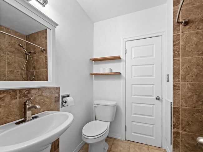 Building Photo - Peaceful northside home