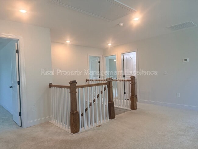 Building Photo - 16 Clear Creek Cir