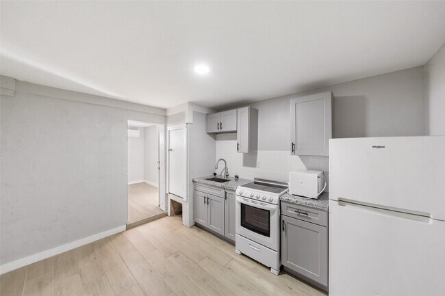 Building Photo - 213 Caplin St