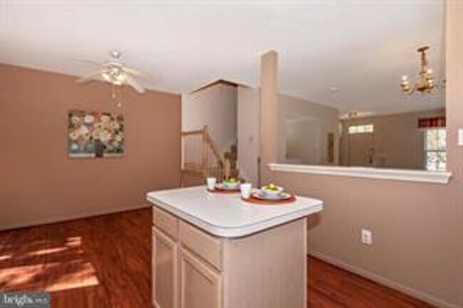 Building Photo - WELL MAINTAINED TOWNHOUSE WITH ONE CAR GARAGE, DECK,