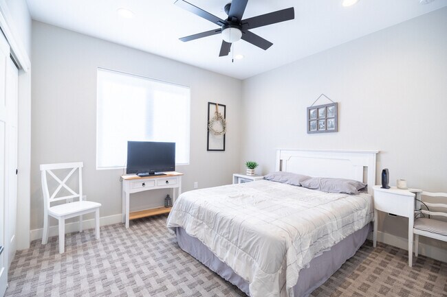 Building Photo - 2428 Sunshine Dr