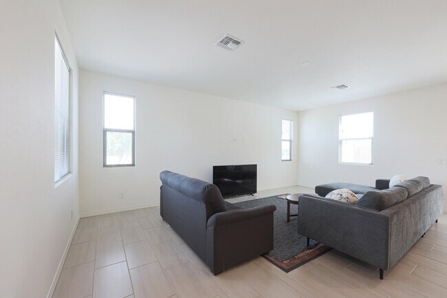 Building Photo - BEAUTIFUL 3 bed + LOFT
