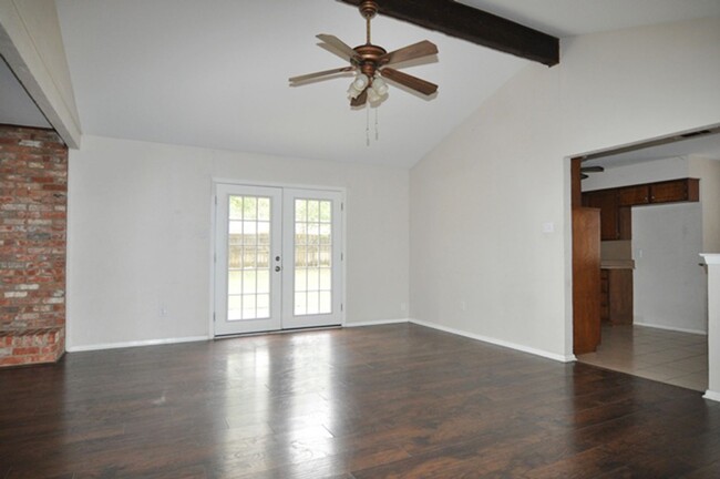 Building Photo - Spacious 3-2-2 home in Hurst!