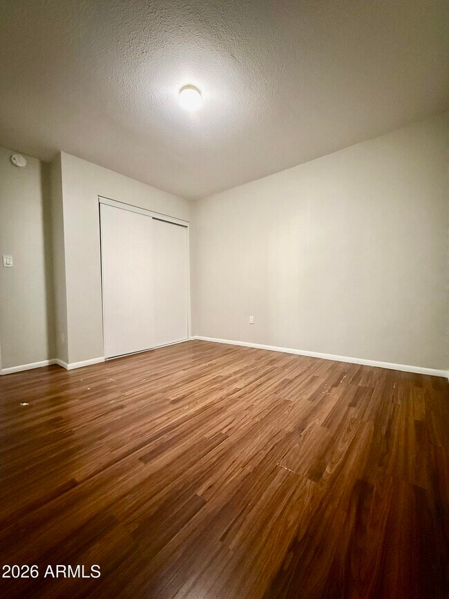 Building Photo - 825 E 5th St