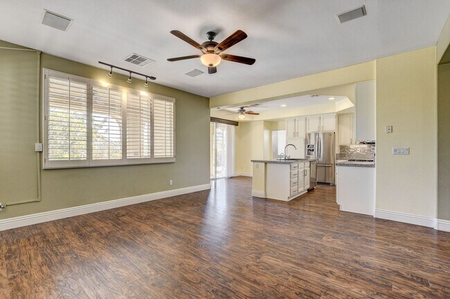 Building Photo - Stunning Summerlin Pool Home!