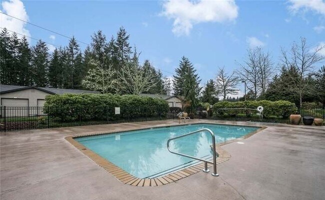 Building Photo - Tranquil Top-Floor Condo in Issaquah's Tan...