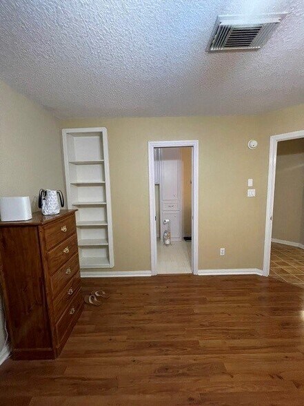 Building Photo - 1102 Camelot Ln