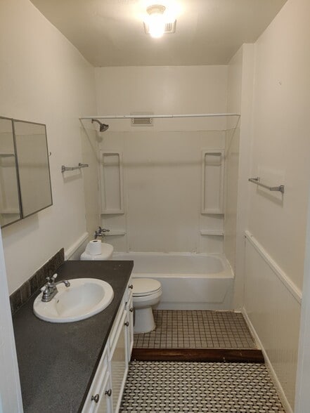 Building Photo - 2427 Hazard St