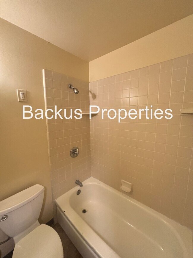 Building Photo - 827 Bedford Dr