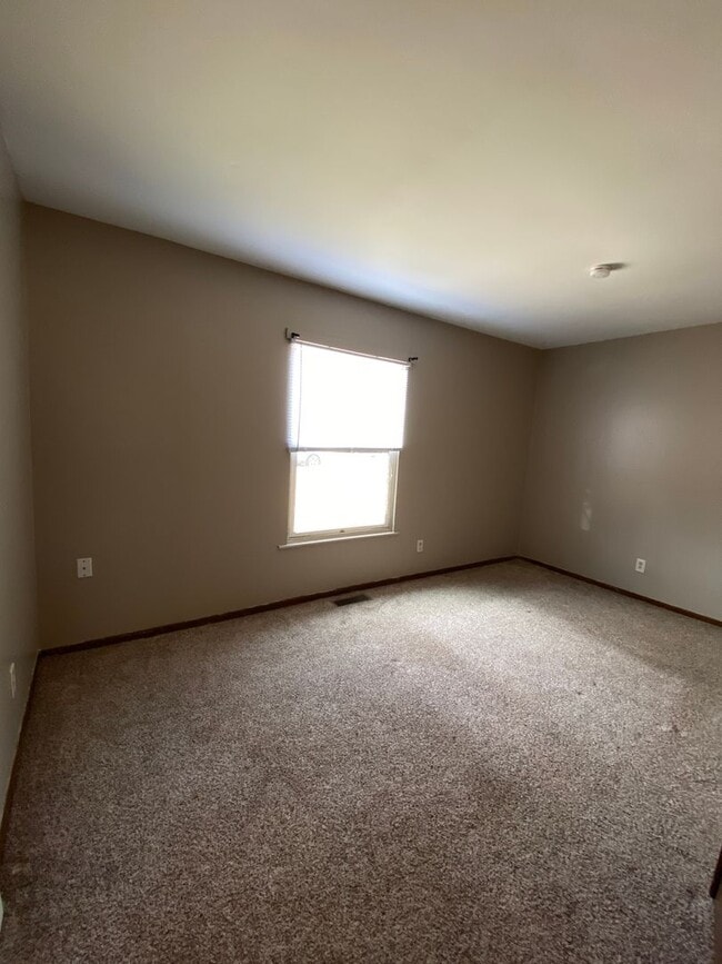 Building Photo - Great Ranch House next to a Park and Public Swimming Pool!