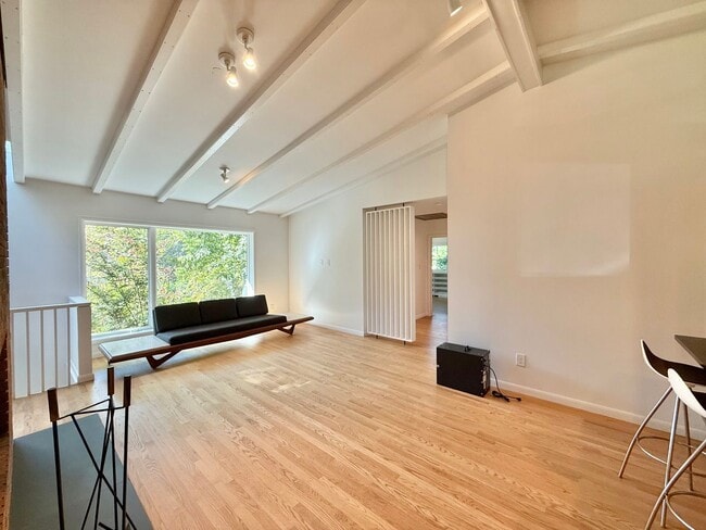 Building Photo - Luxurious 4BD, 3BA Raleigh Home with Fence...