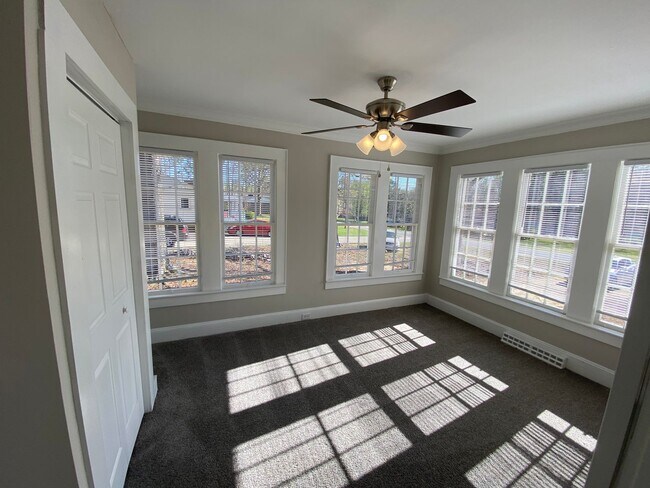 Building Photo - Very nice 4 bedroom 1 bathroom house JUST REMODLED (Spring 2022)