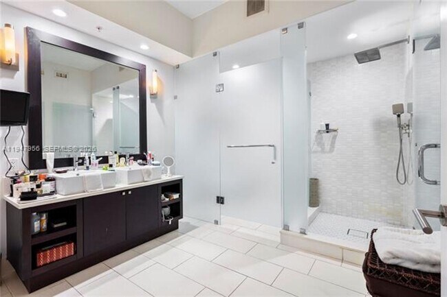 Building Photo - 5300 NW 87th Ave