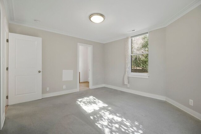 Building Photo - Sunny 3-Bedroom Corner Unit in Eckington/B...