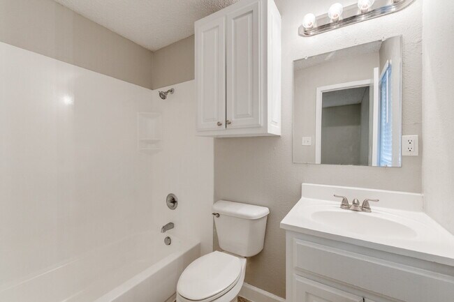 Building Photo - Comfortable & Stylish 3-Bedroom Home in Grand Prairie