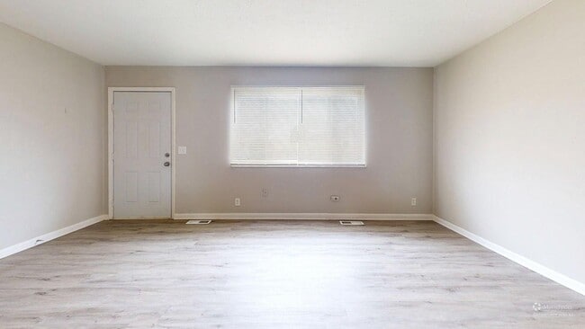 Building Photo - Elyria - updated 2 bedroom/1 bath townhouse.