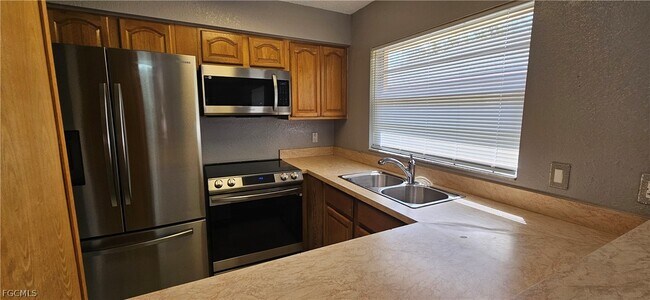 Building Photo - 606 SE 13th Ct