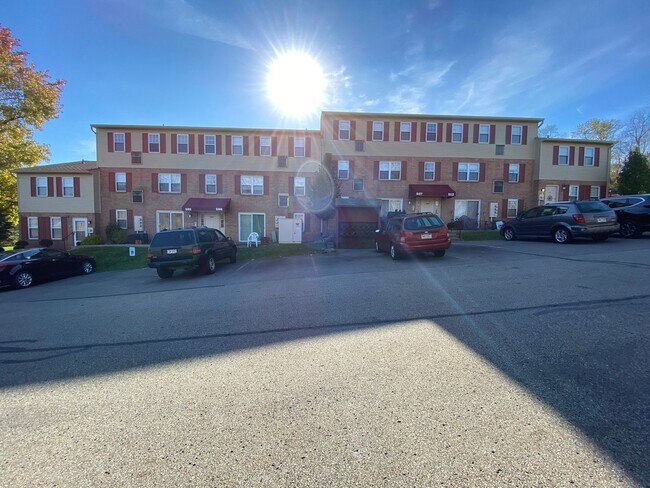 Building Photo - Fantastic North Hills 1 BR! Equipped Kitchen Including Dishwasher! Call TODAY!