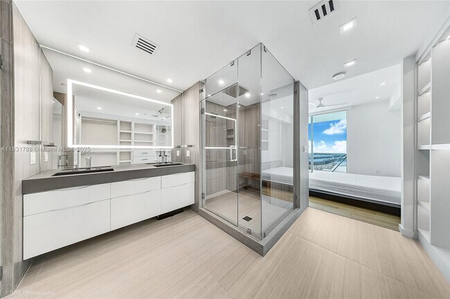 Building Photo - 900 Biscayne Blvd