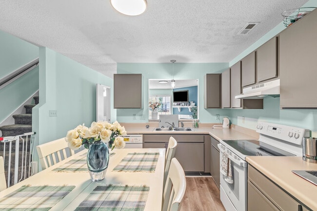 Building Photo - 1075 W Pueblo Dr