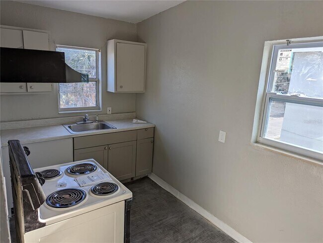 Building Photo - 2000 Queensboro Ave S