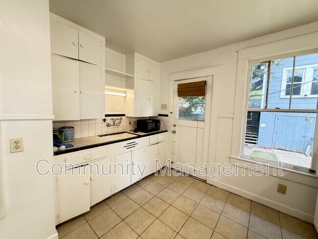 Building Photo - 162 Chatsworth St
