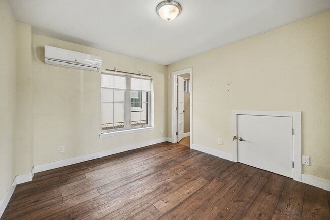 Building Photo - Stunning Luxury Home in Sunnyside **Move-In Special**