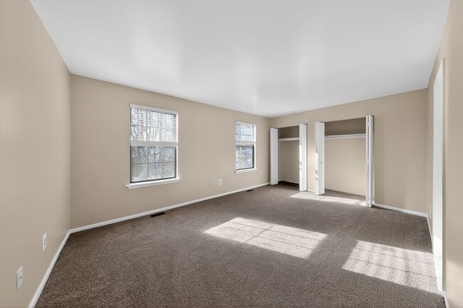 Building Photo - Newly Refinished 2 Bedroom Townhome